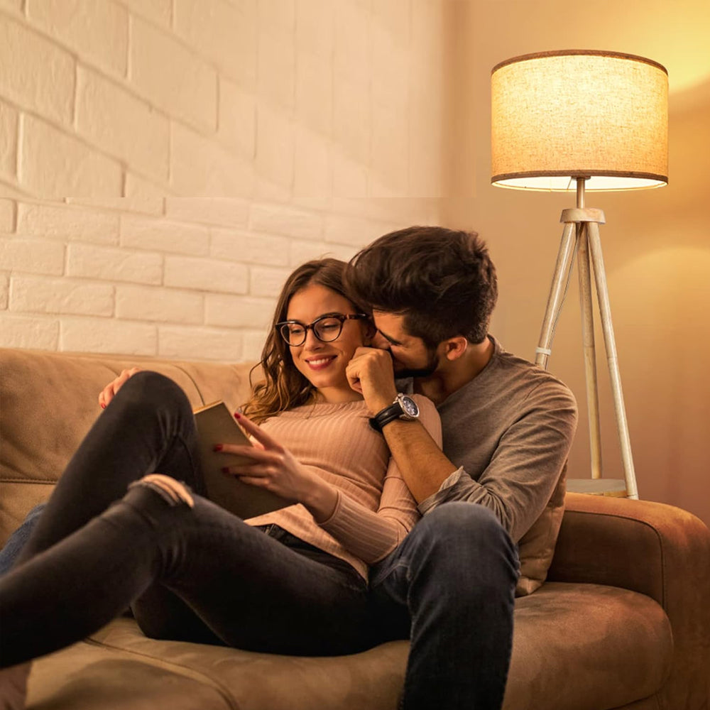 Piantana Treppiede in Legno con Ripiano – Lampada da Terra Moderna per Soggiorno, Camera e Ufficio – Frassino, Rovere, Noce